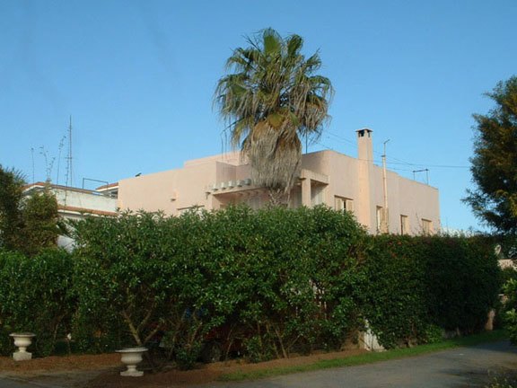 Side view on the corner lot, garage in back